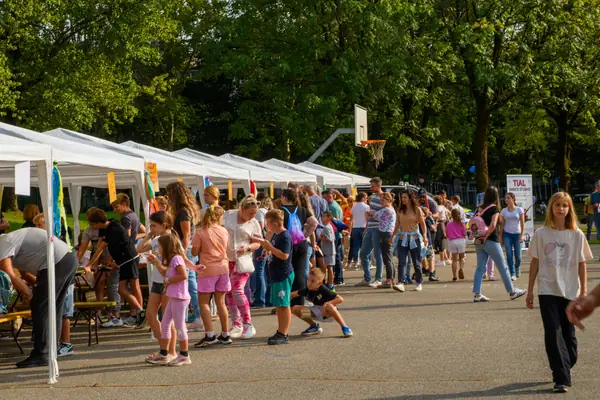 Med stojnicami — Festival Povezujemo Štepanjsko 2025